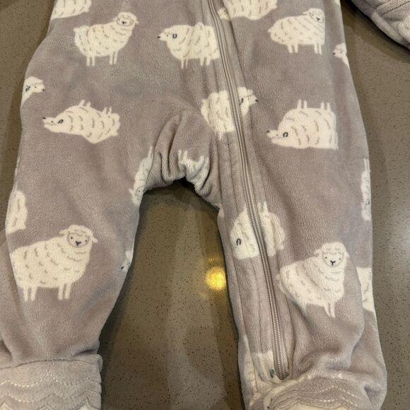 Carter's Snowsuit 6 months - Picture 3 of 7